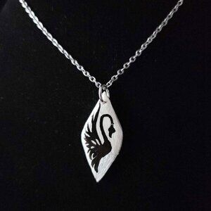 Iridescent white pearl necklace with a small silver chain